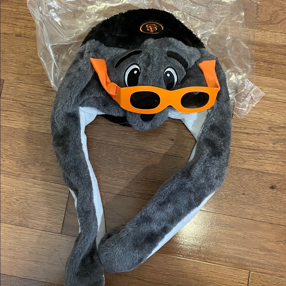 SF Giants Lou Seal mascot plush hat.New,excellent condition.Fits most sizes